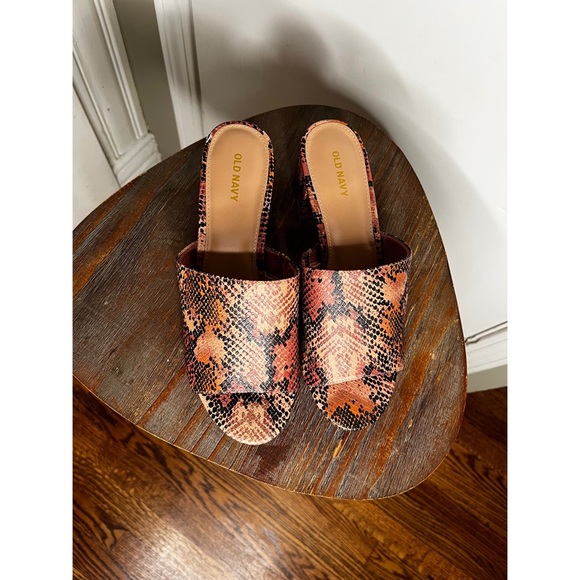 Old Navy's Faux Snakeskin Block Heel Mule sandal - Picture 3 of 6